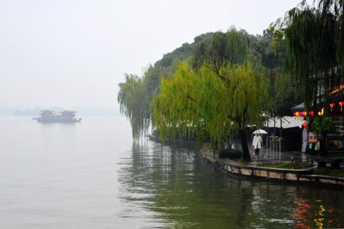 雨中的西湖