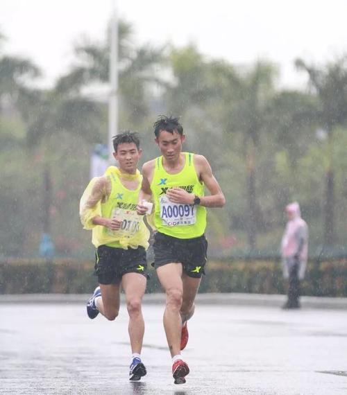 在雨中比赛