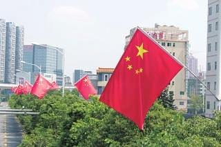 明亮的五星级红旗