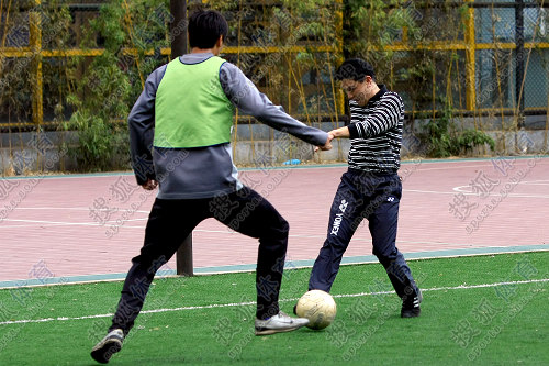 练习足球