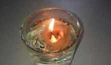 在水中燃烧的蜡烛