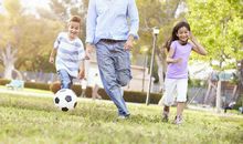 和爸爸一起踢足球