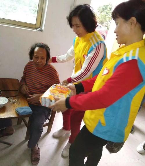 给寡居的老人温暖