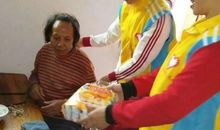 给孤寡老人送温暖