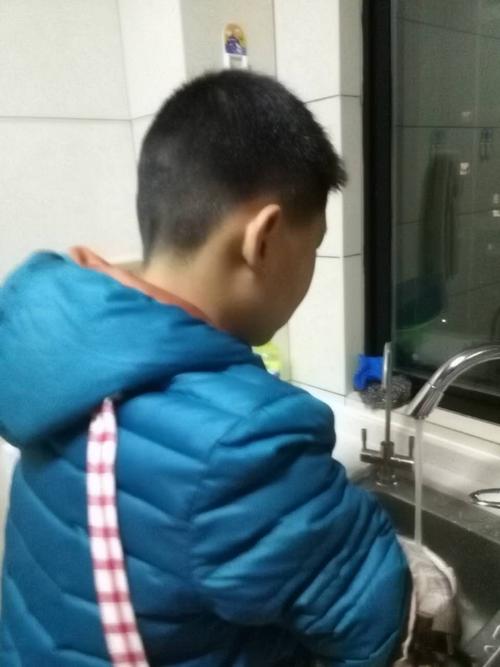 弯腰捡起美德