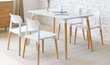 电灯，桌子和椅子