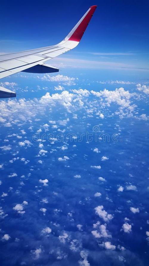 用飞机在蓝蓝的天空中飞翔