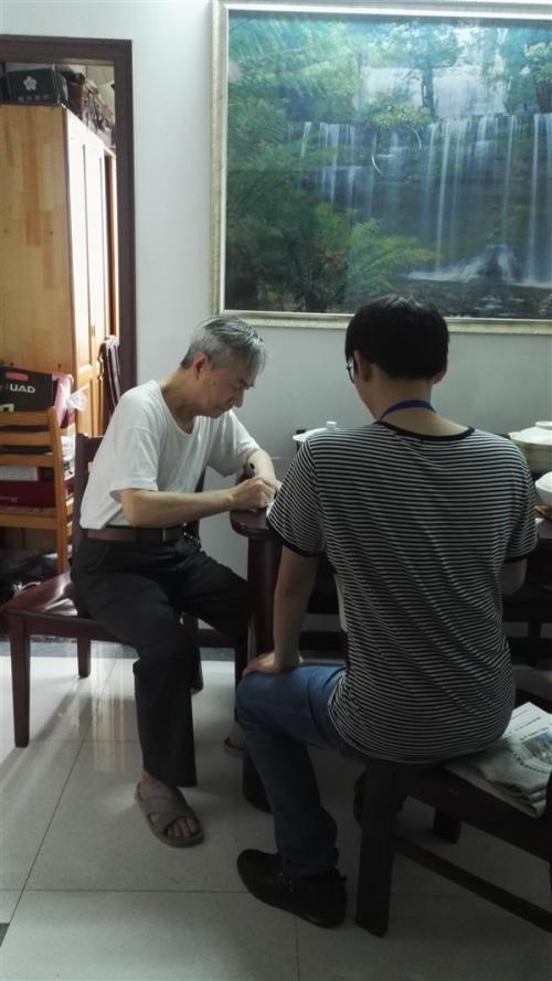 牛叔叔双腿残疾
