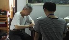 双腿残疾的钮伯伯