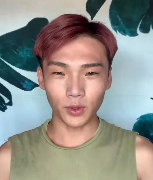 我给我弟弟化妆
