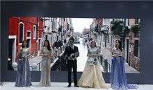 参观“盛装——三维科技时尚展”