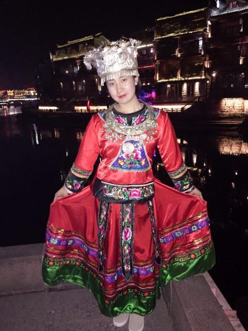 在欣赏，唱歌和散步的路上