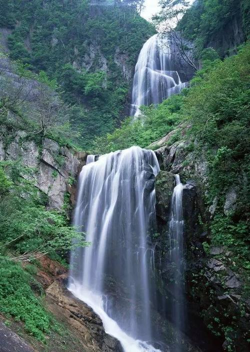 关麓山瀑布