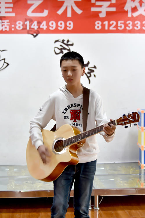 青春飞翔，幸福绽放