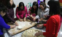 跟阿姨学吹口香糖