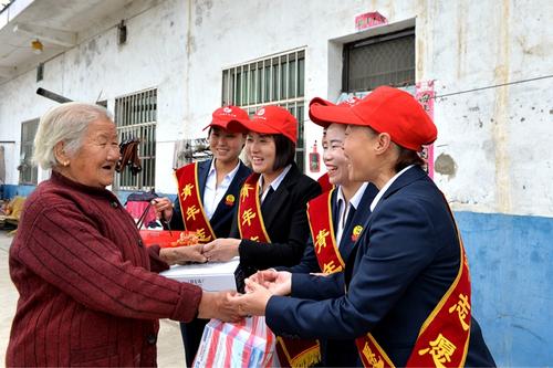 给老人温暖