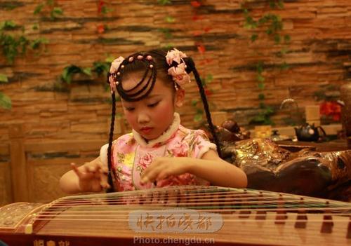 一个可以玩古筝的小女孩