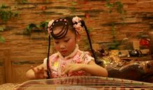 一个会弹古筝的小女孩
