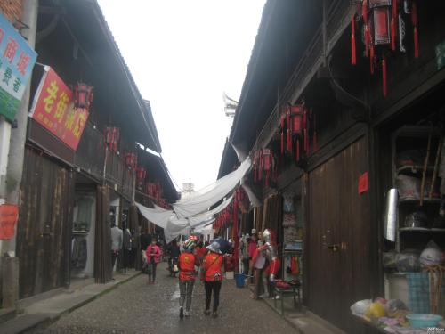 参观佛教寺庙的老街