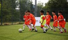 爱踢足球的爸爸