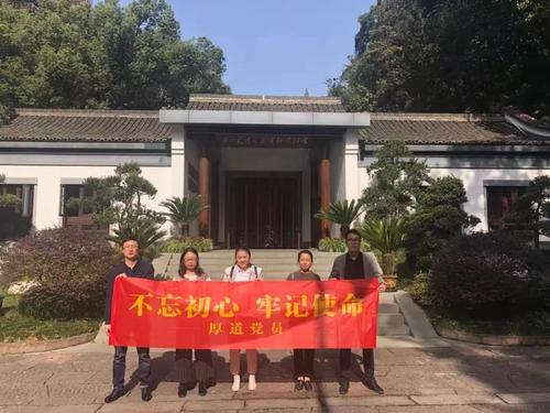 参观《五四宪法》历史资料展厅