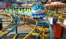 在儿童公园玩“太空漫步”