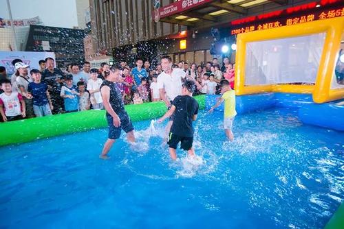 紧张的“水上足球”游戏