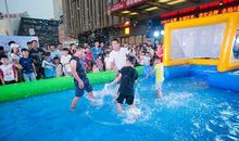 紧张的“水上足球”赛