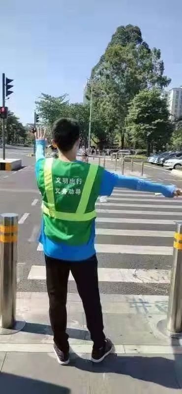 在十字路口的绿色背心的数字