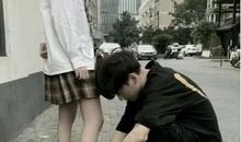 给我系鞋带的你