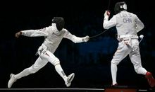 我穿上了击剑服