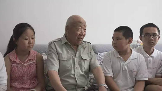 小记者之行万里龙做蛋糕