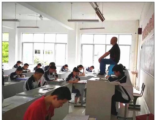 监考员