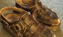 一双充满记忆的凉鞋