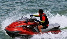 刺激的水上摩托艇