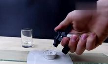 漂在水上的回形针