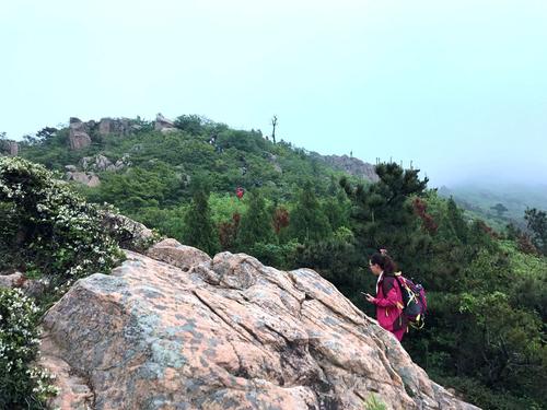 在雨中登山