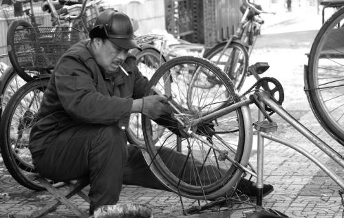 爷爷修理自行车