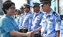 烈日下的保驾护行