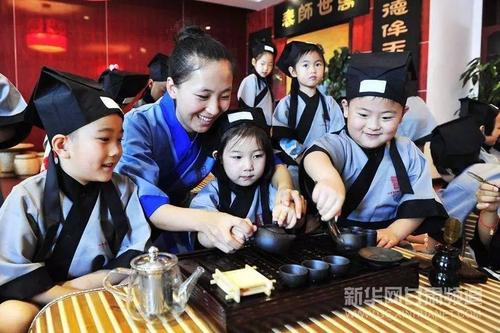 走进儿童学校，学习中文