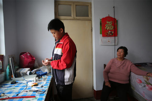 我给奶奶放药