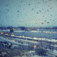 雨停止了，夜晚很深