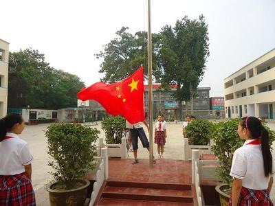 我们学校的升旗台