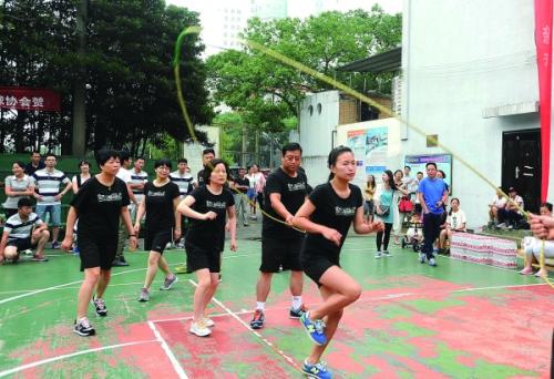 八人团队跳绳