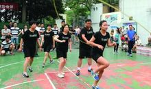 八人合作跳长绳