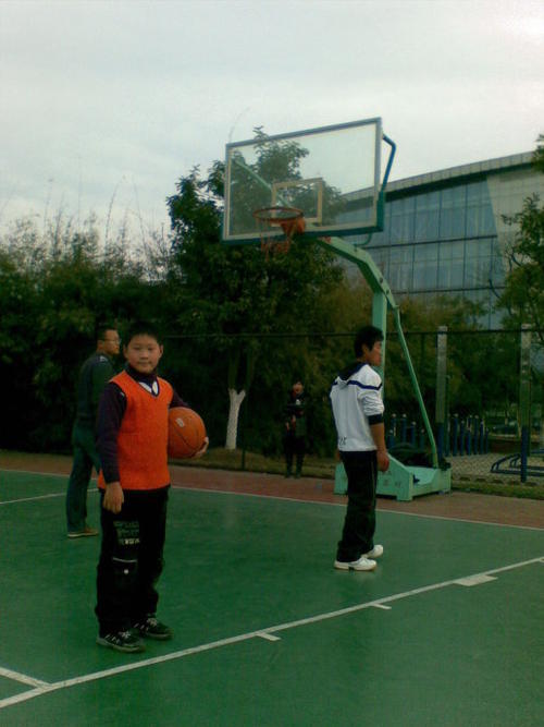 记得爸爸打篮球的方式