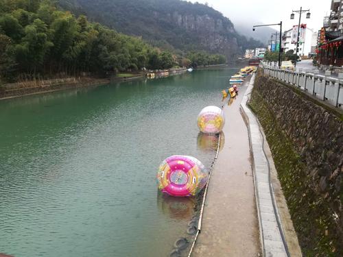 在露西村的溪流中游泳