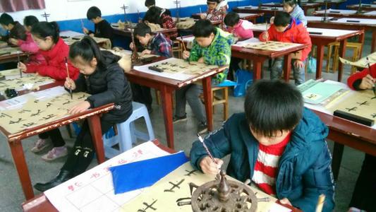 沐浴在阳光下享受校园