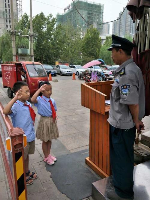 叔叔保安在学校门口