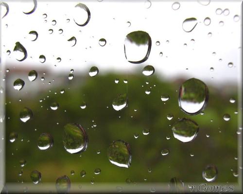 窗边下雨